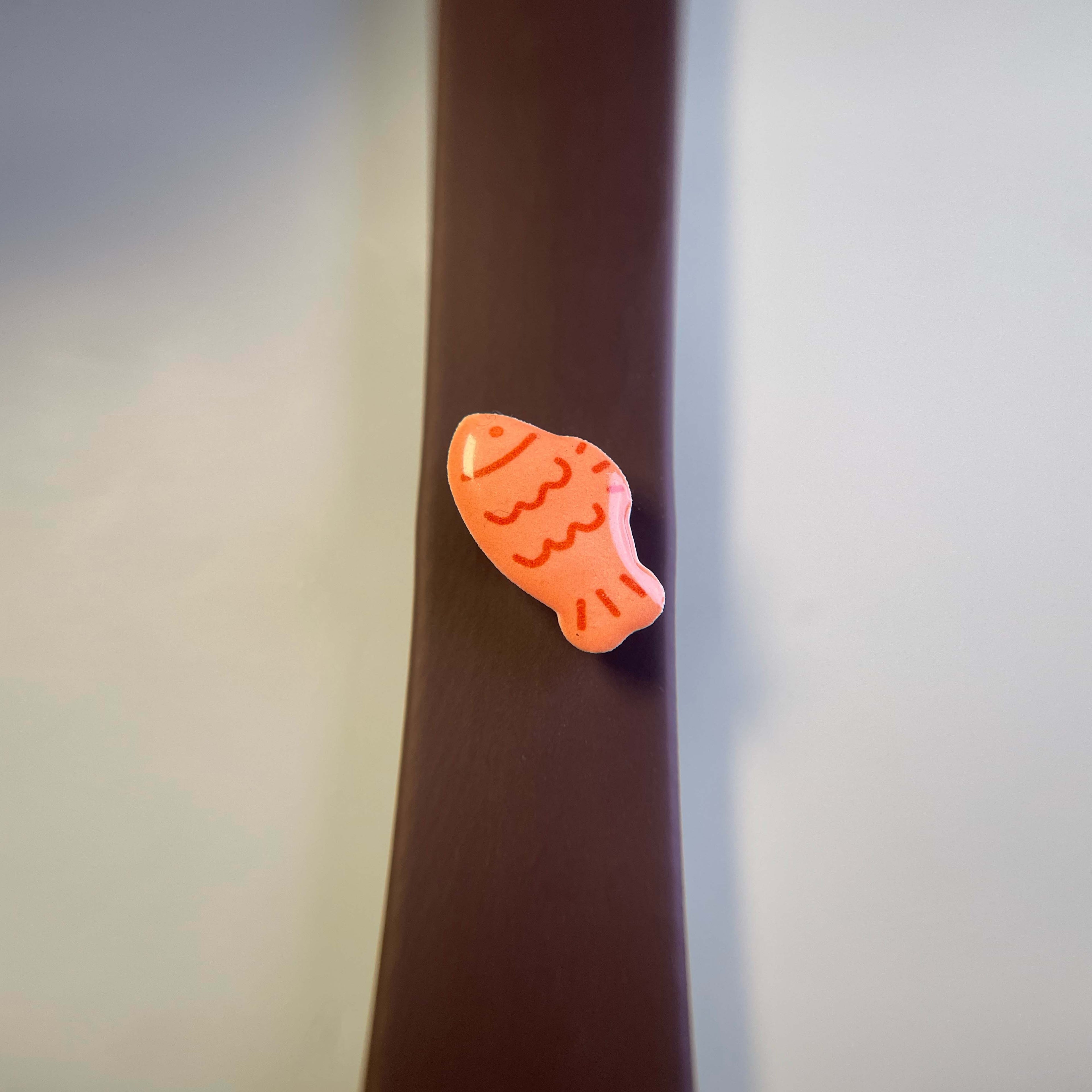 Small taiyaki dog charm on a dog leash.